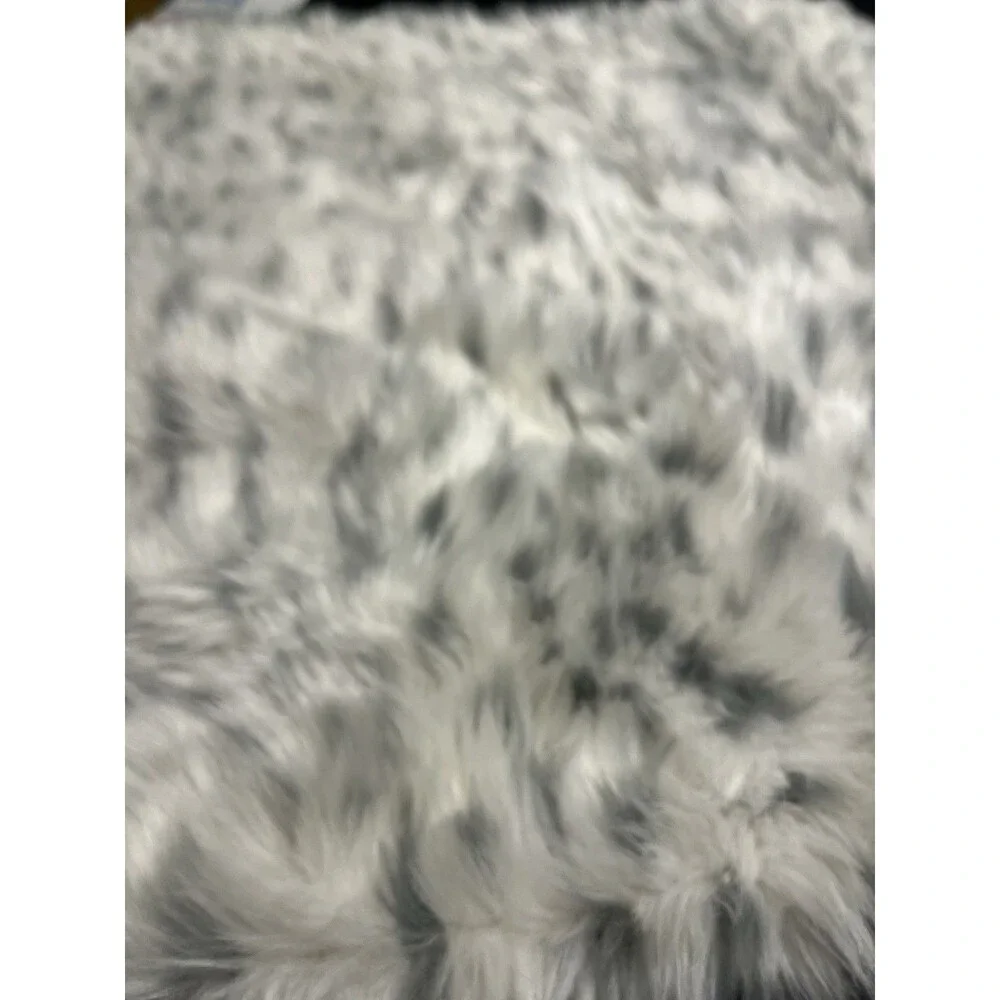 Pottery Barn White Gray Snow Leopard Faux Fur Pillow Cover 18x18”